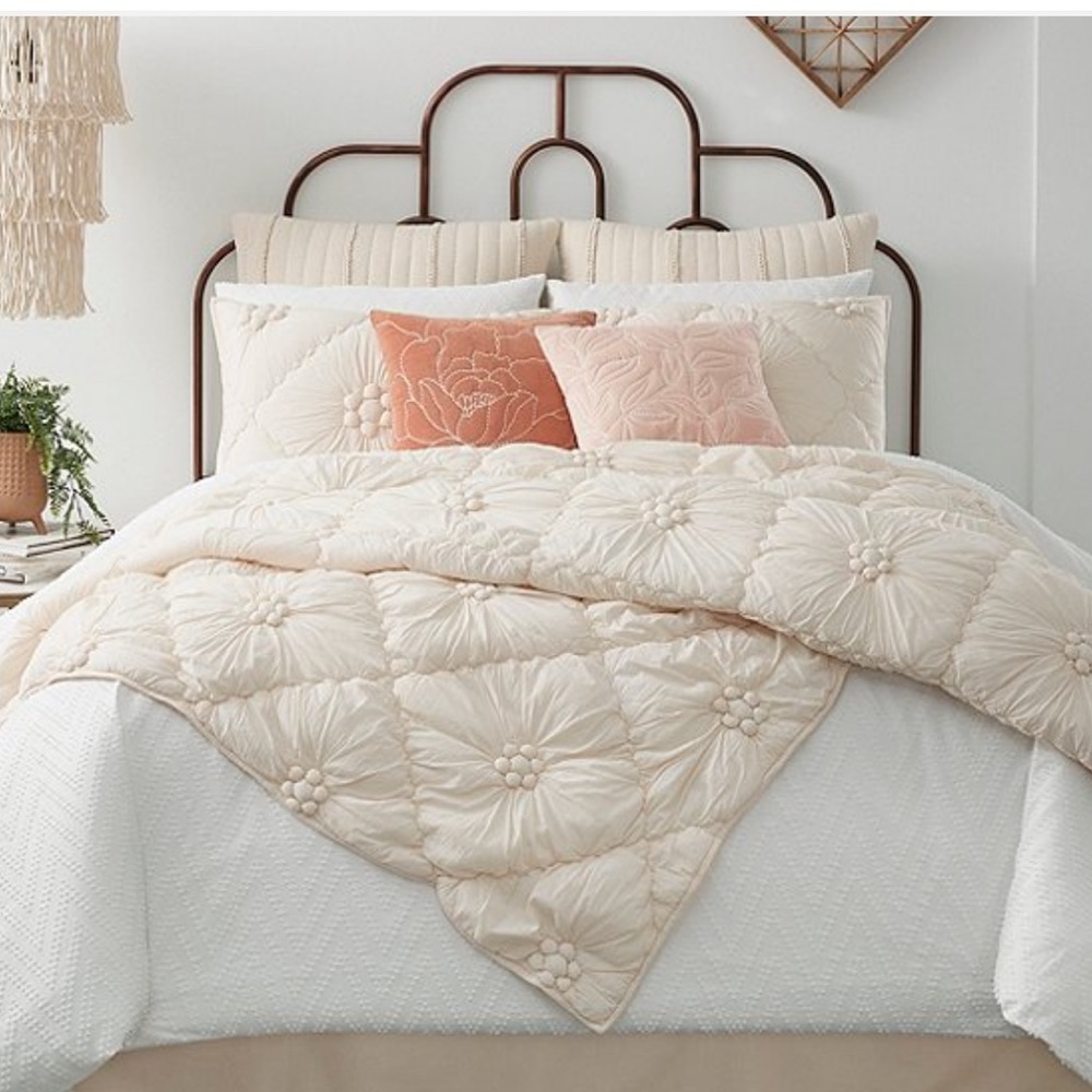 Studio D
Juliette Ruched Floral Quilt Mini Set